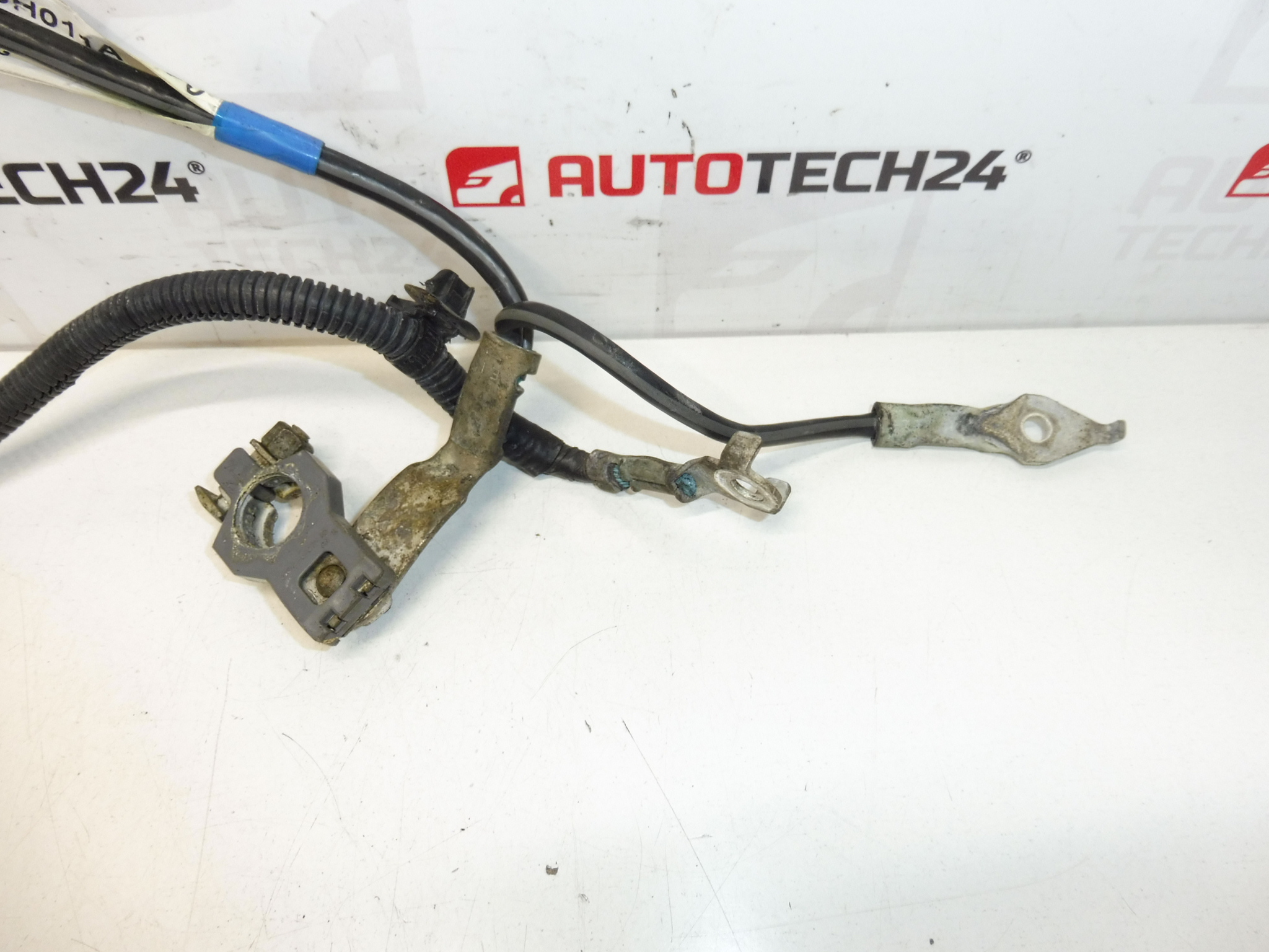 Bagsiden af negativ polbatteri Citroën C1 Peugeot 107 5642HC