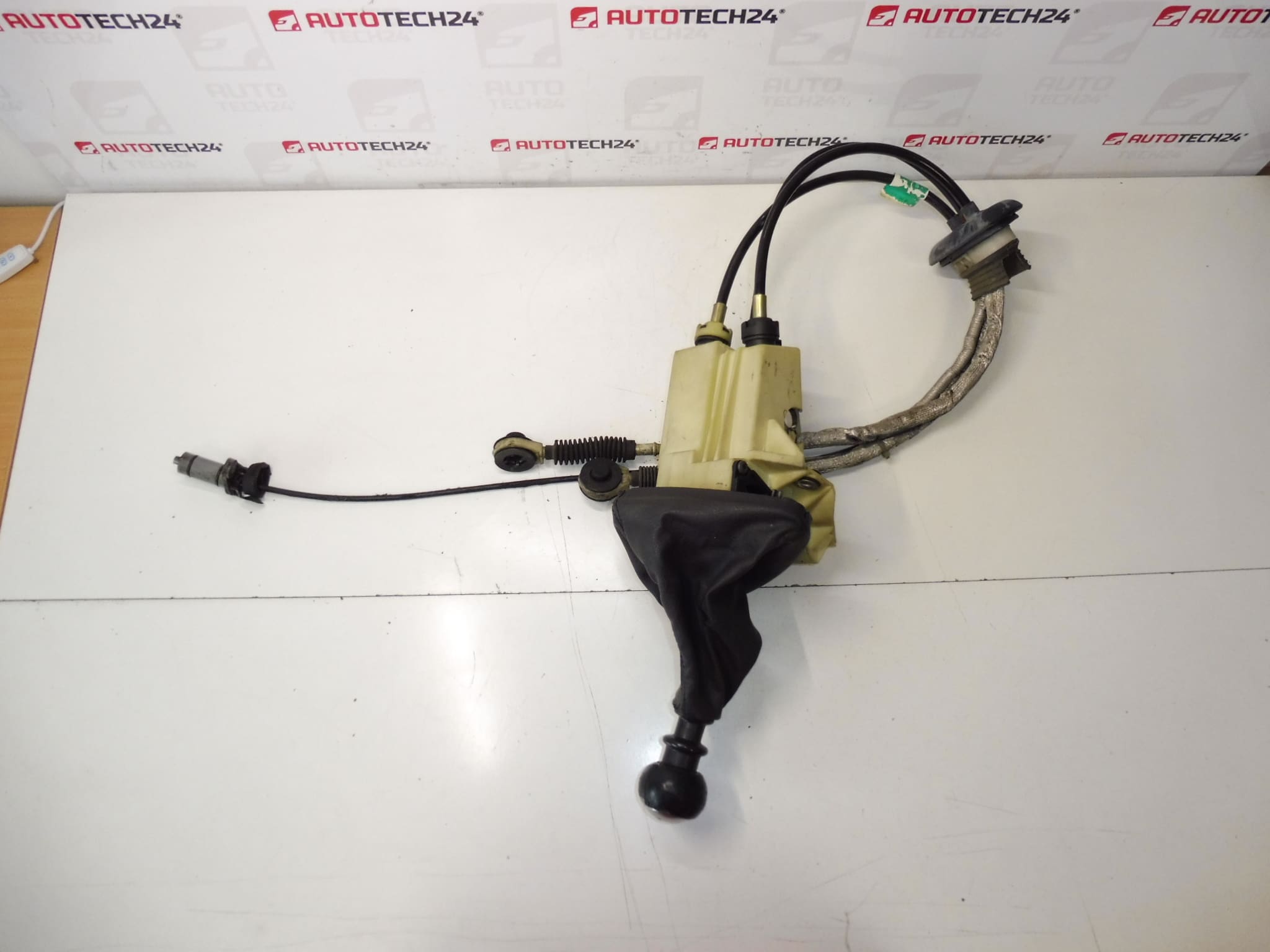 Baggrunden og skiftet af 6 hastigheder Citroën Peugeot 2400P7 2444x8 241059