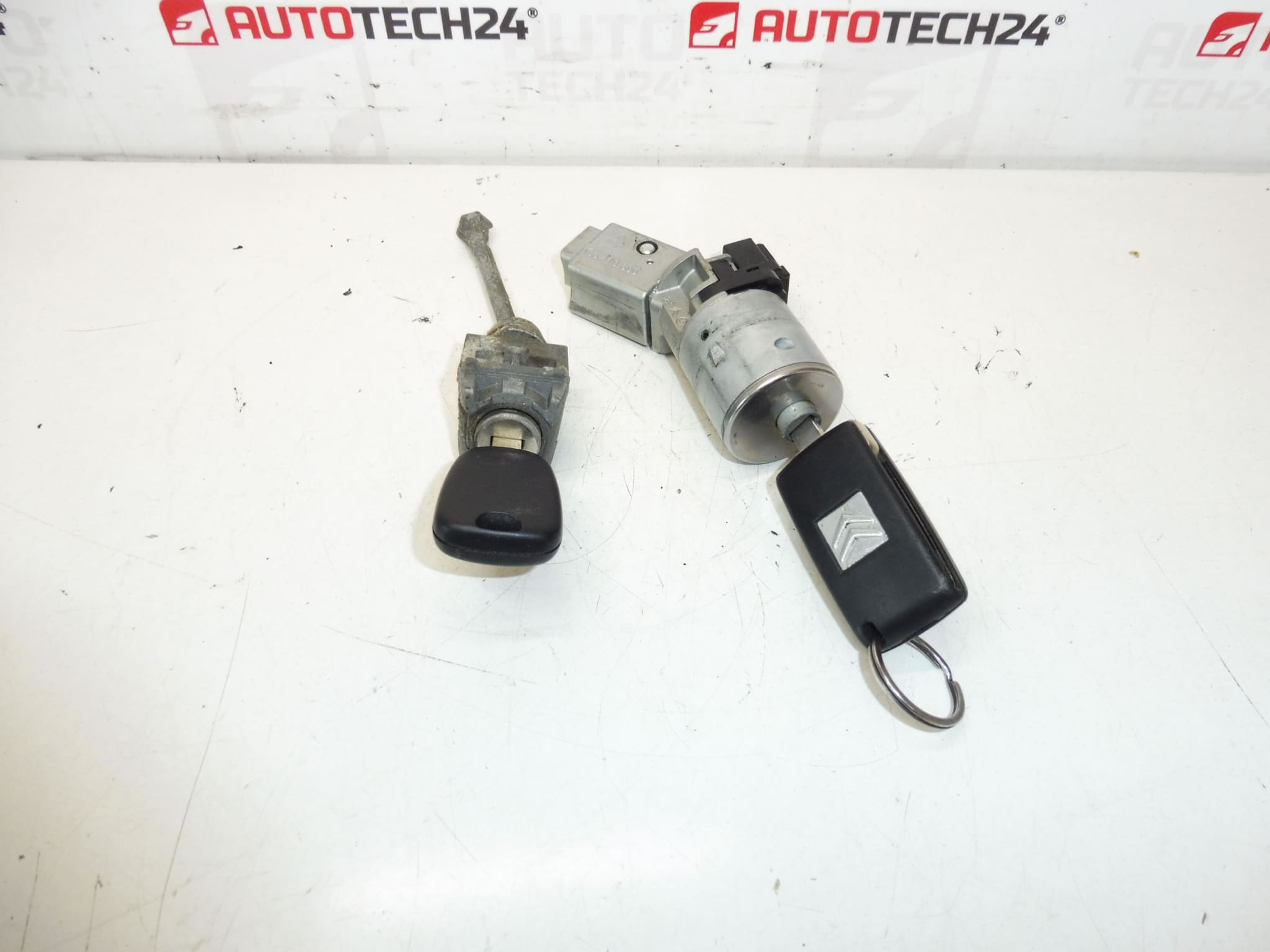 Sæt af låse og 2 taster Citroën Peugeot 4162KF 4162KC