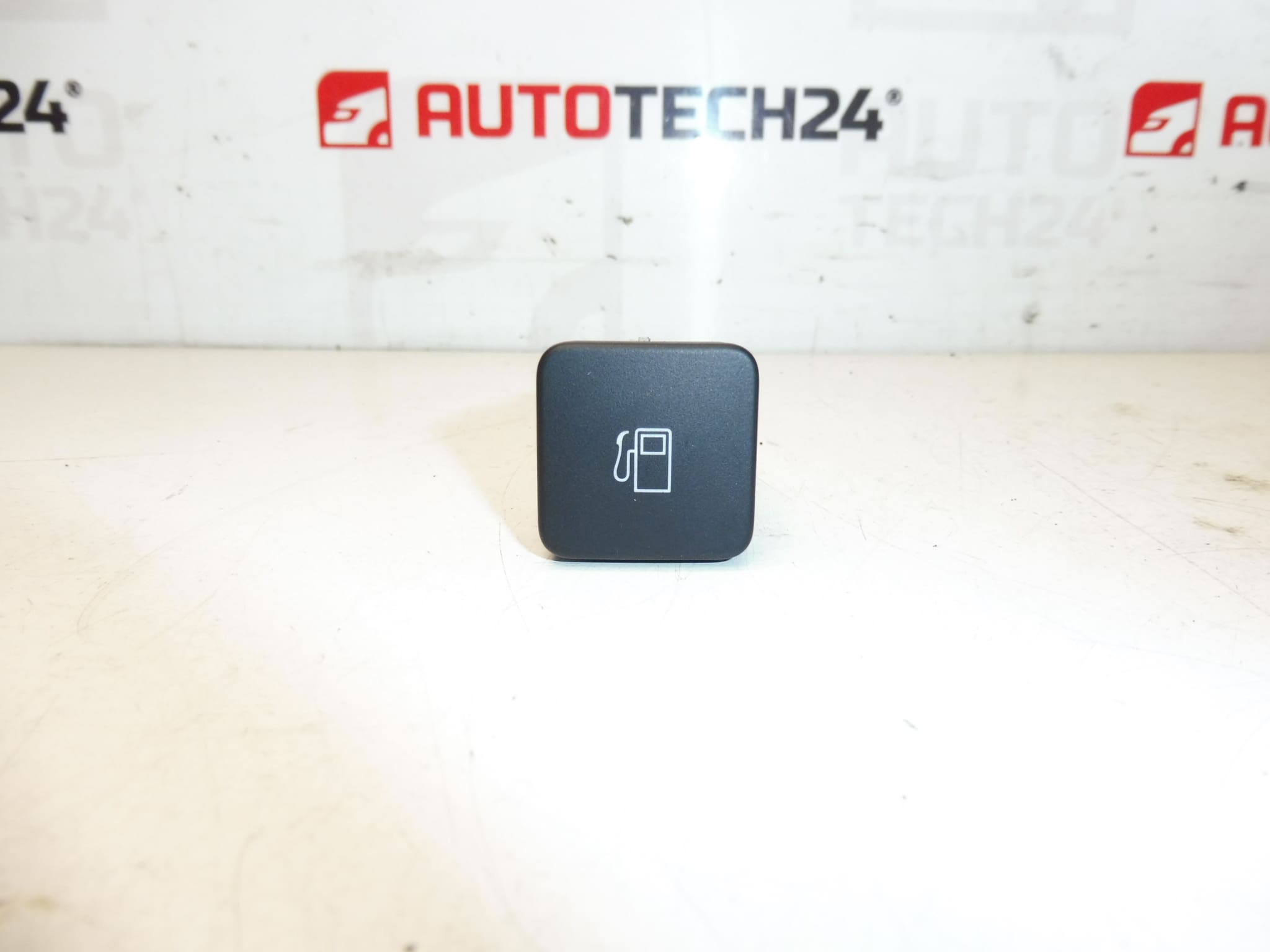 Åbning af Citroën DS 9664235DU brændstoftank