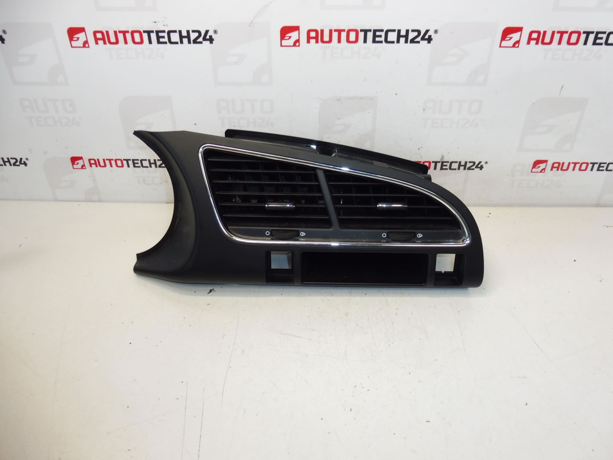 Midterpanel Peugeot 3008 5008 823114